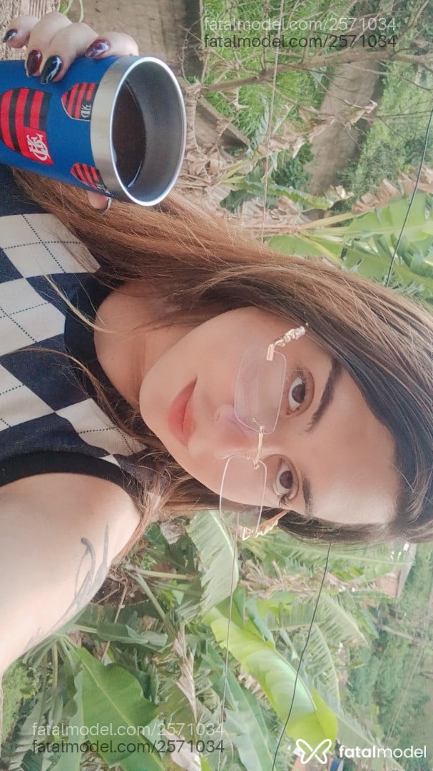 Acompanhante mulher trans com cabelo castanho de olhos castanhos - Bianca