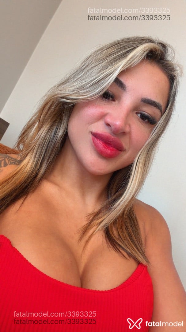 Acompanhante mulher loira (o) de olhos pretos - Ellen