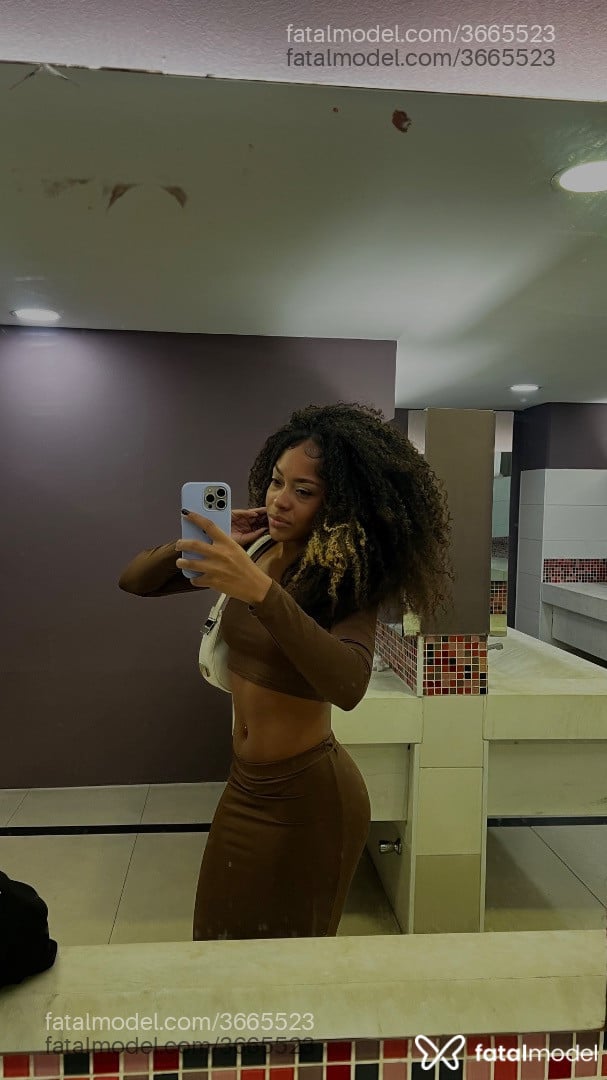 Acompanhante mulher morena (o) de olhos pretos - Larissa