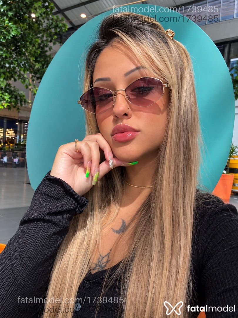 Acompanhante mulher loira (o) de olhos castanhos - Cah Farias