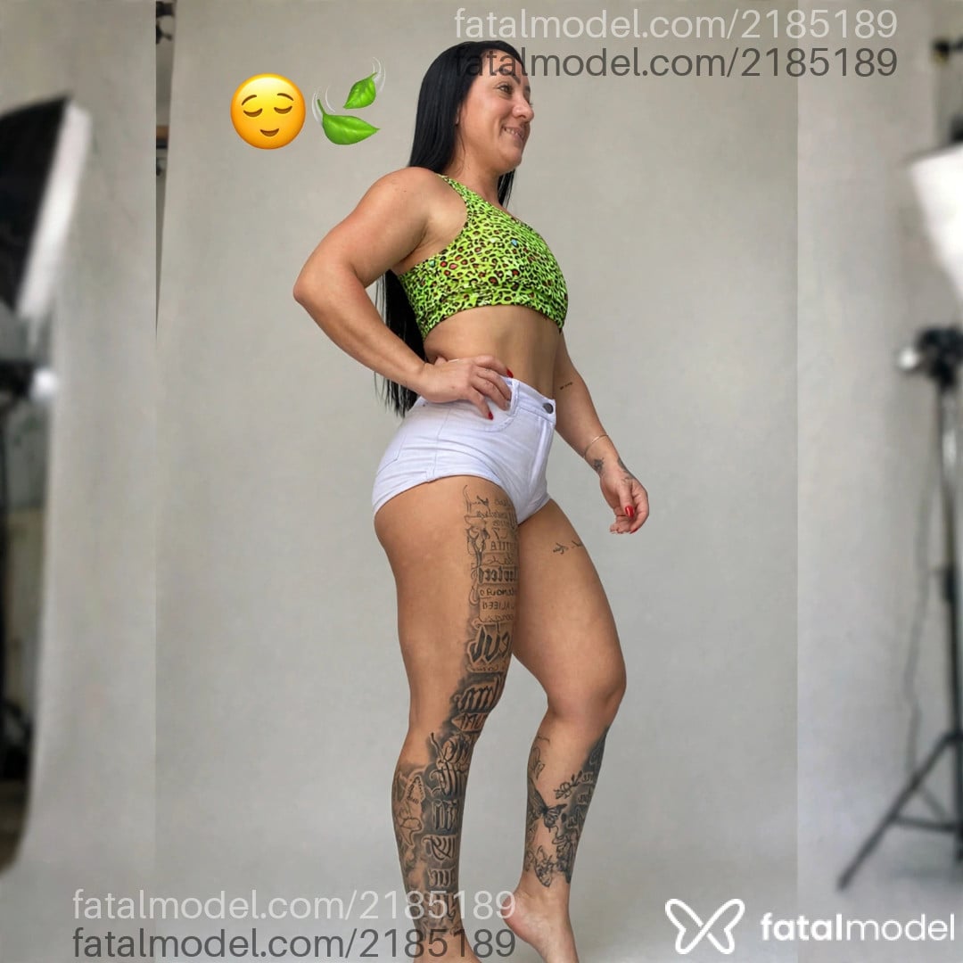 Acompanhante mulher com cabelo colorido de olhos castanhos - Ah Cabulozinha