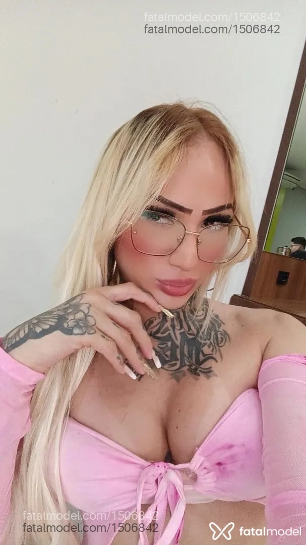 Acompanhante mulher trans loira (o) de olhos castanhos - Stefany werner