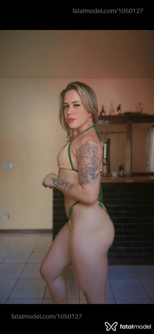 Acompanhante mulher loira (o) de olhos castanhos - Helo