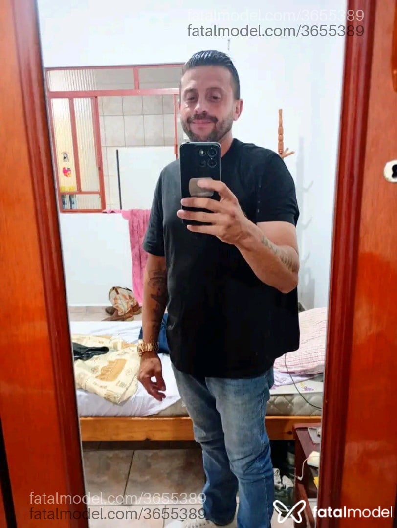 Acompanhante homem com cabelo castanho de olhos castanhos - Alemão
