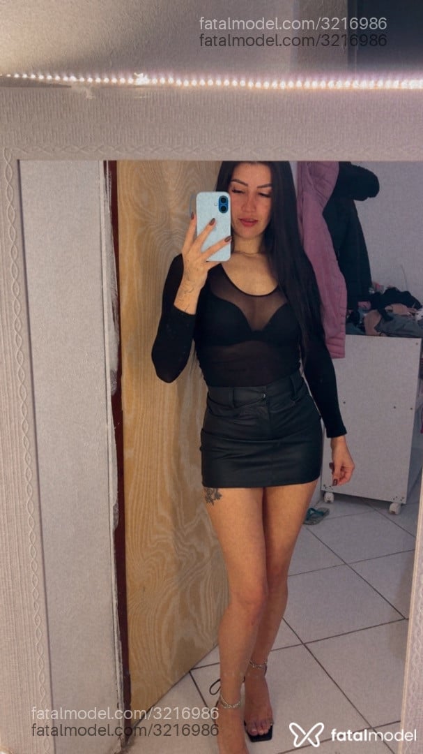Acompanhante mulher com cabelo castanho de olhos castanhos - Cacau