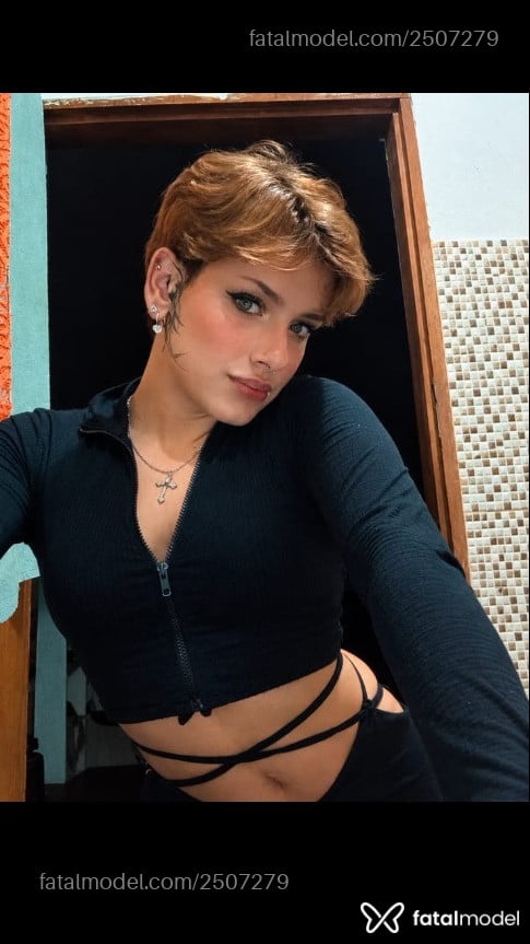 Acompanhante mulher trans loira (o) de olhos azuis - Angel