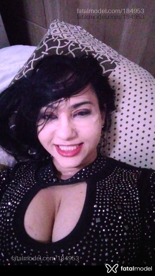 Acompanhante mulher trans com cabelo castanho de olhos mel - Michele pepper