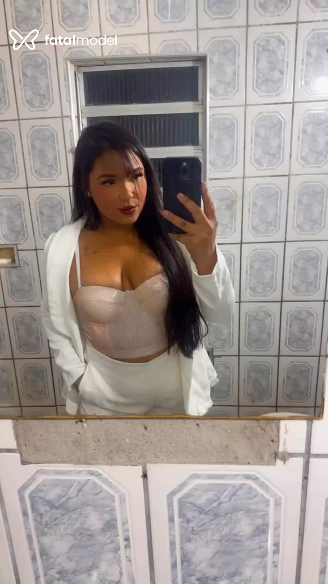 Acompanhante mulher morena (o) de olhos pretos - Majur