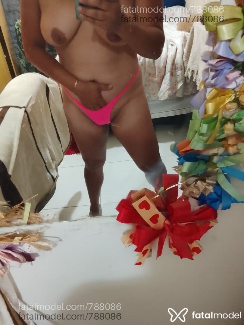 Acompanhante mulher loira (o) de olhos castanhos - Cassiane