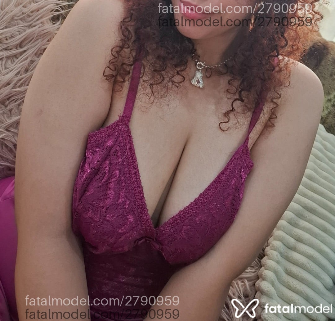 Acompanhante mulher com cabelo castanho de olhos castanhos - Foxyliah
