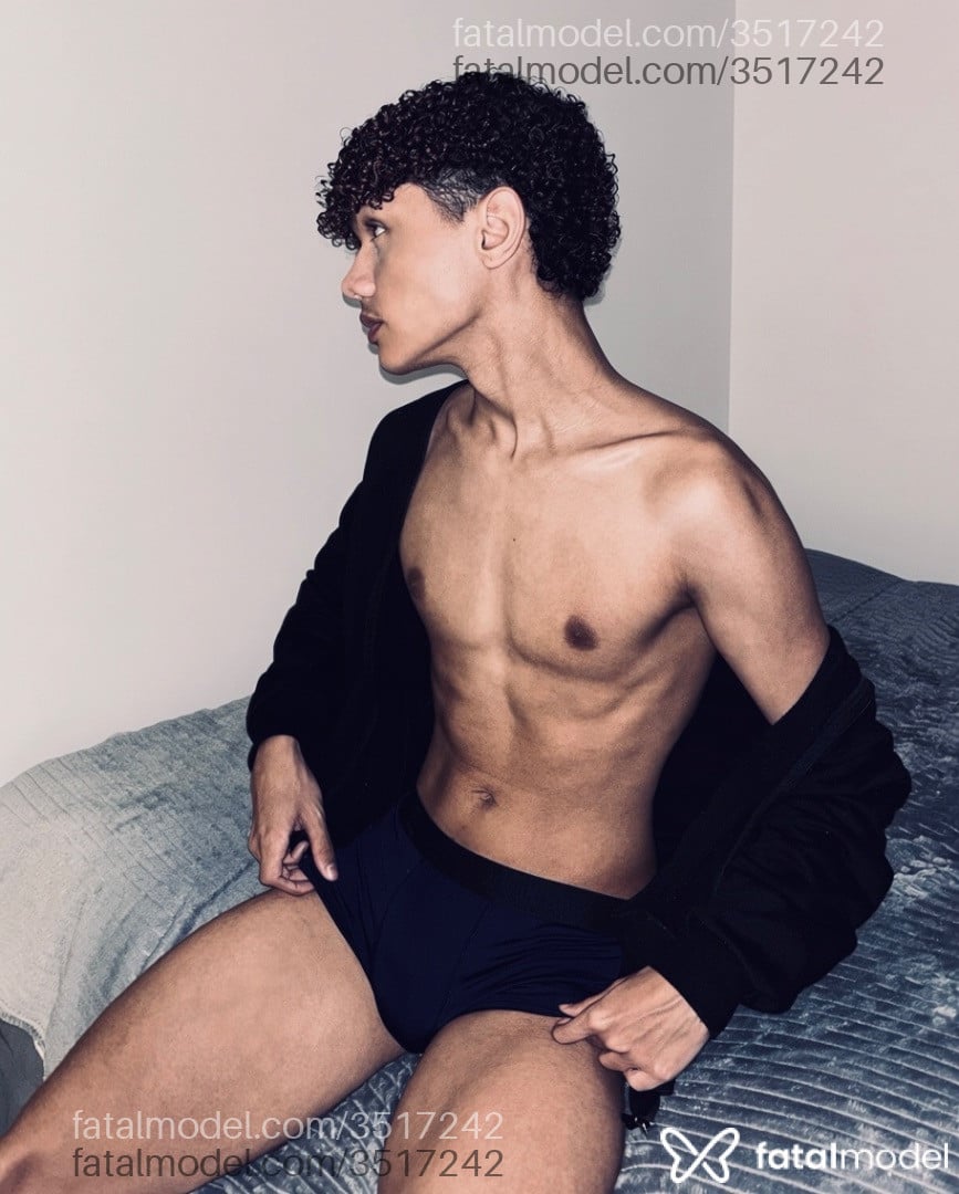 Acompanhante homem com cabelo castanho de olhos castanhos - Martin