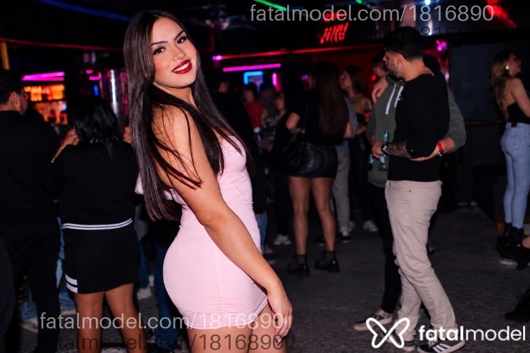 Acompanhante mulher trans com cabelo castanho de olhos castanhos - Julia Pimentel
