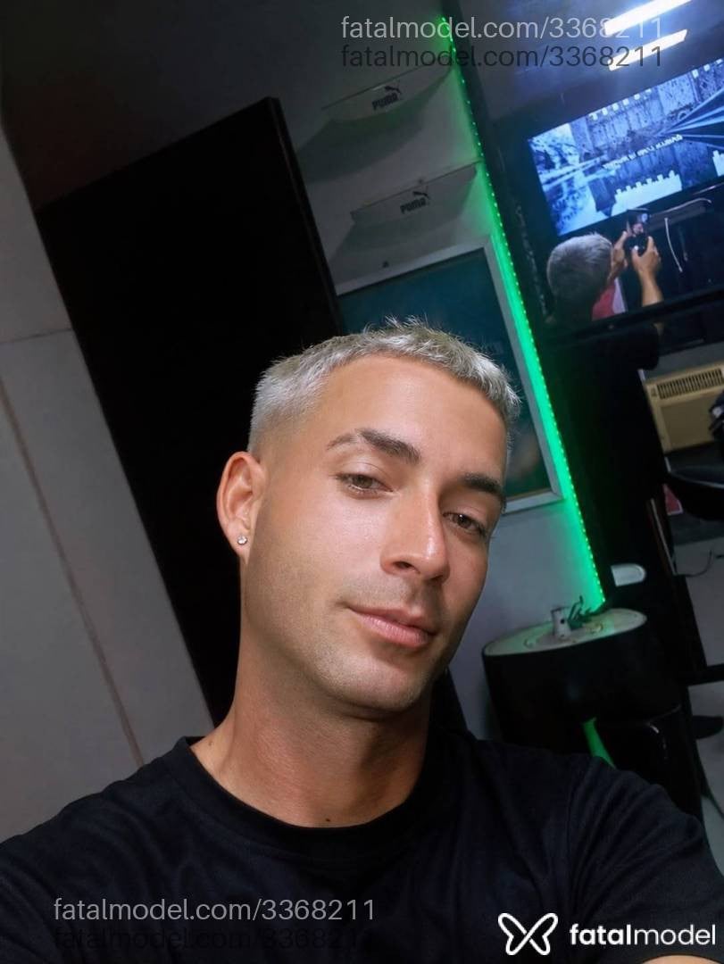 Acompanhante homem com cabelo grisalho de olhos verdes em Boa Vista - Ruso
