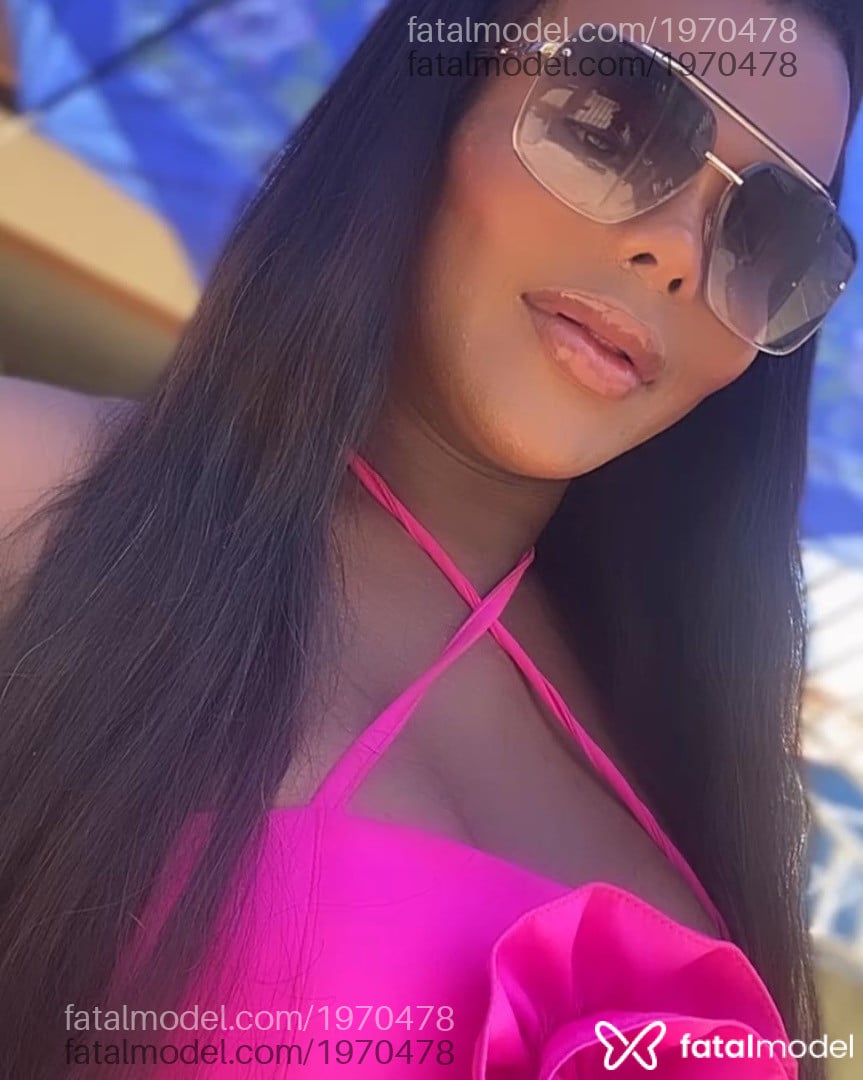 Acompanhante mulher trans morena (o) de olhos pretos - Thaís Santos
