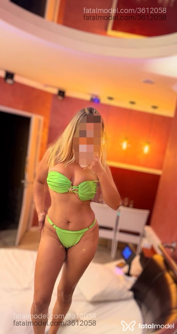 Acompanhante mulher loira (o) de olhos castanhos - Raiza