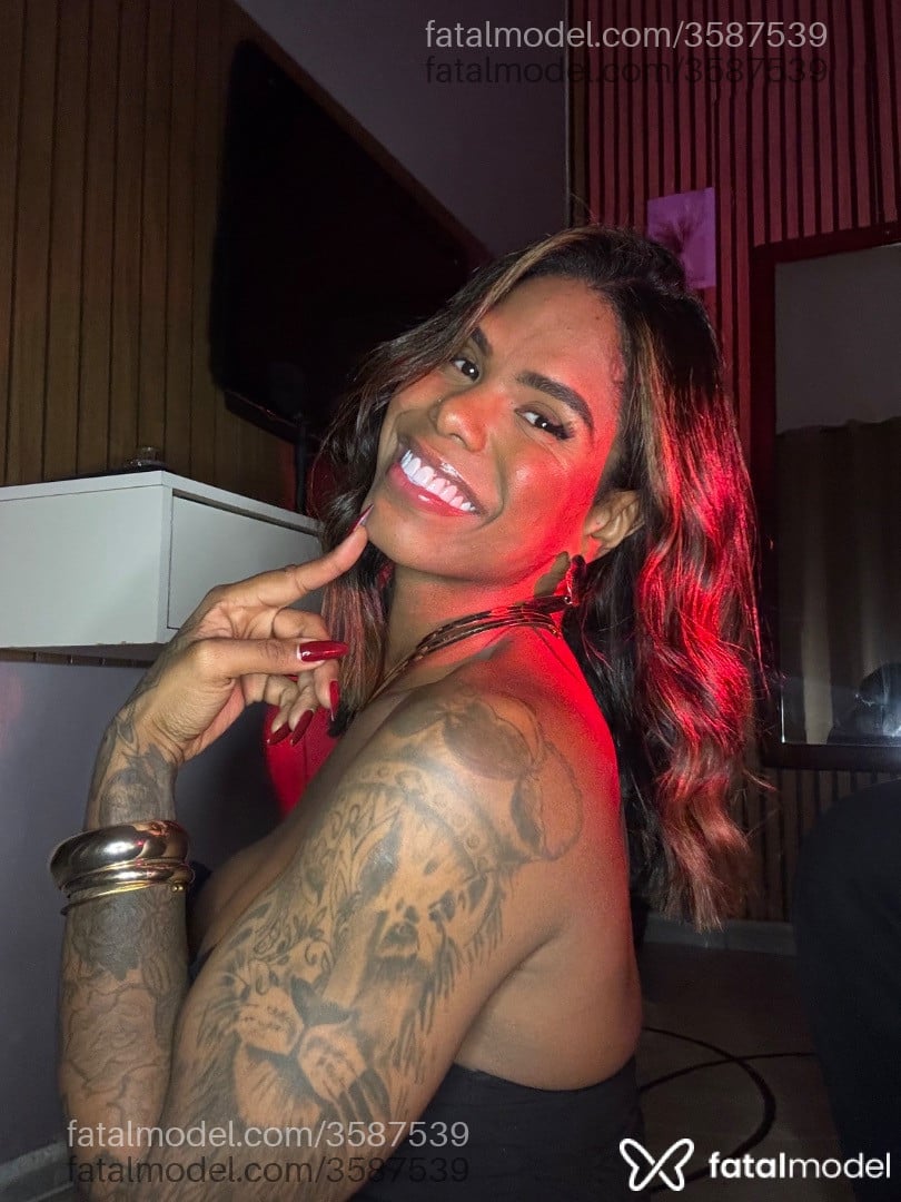 Acompanhante mulher trans loira (o) de olhos castanhos - Ericka Sanches