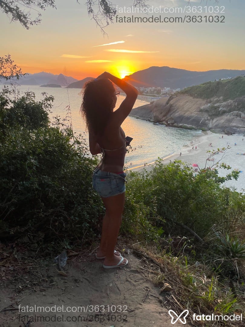 Acompanhante mulher trans com cabelo castanho de olhos castanhos - Dandarah Siqueira