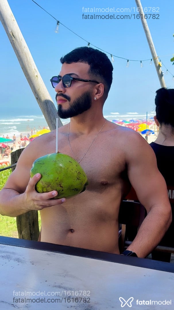 Acompanhante homem com cabelo castanho de olhos castanhos - Phelipe Bonito