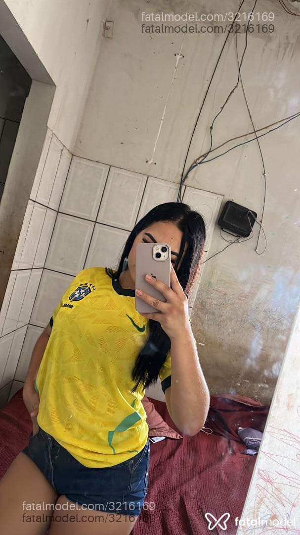 Acompanhante mulher com cabelo castanho de olhos castanhos - Jaade