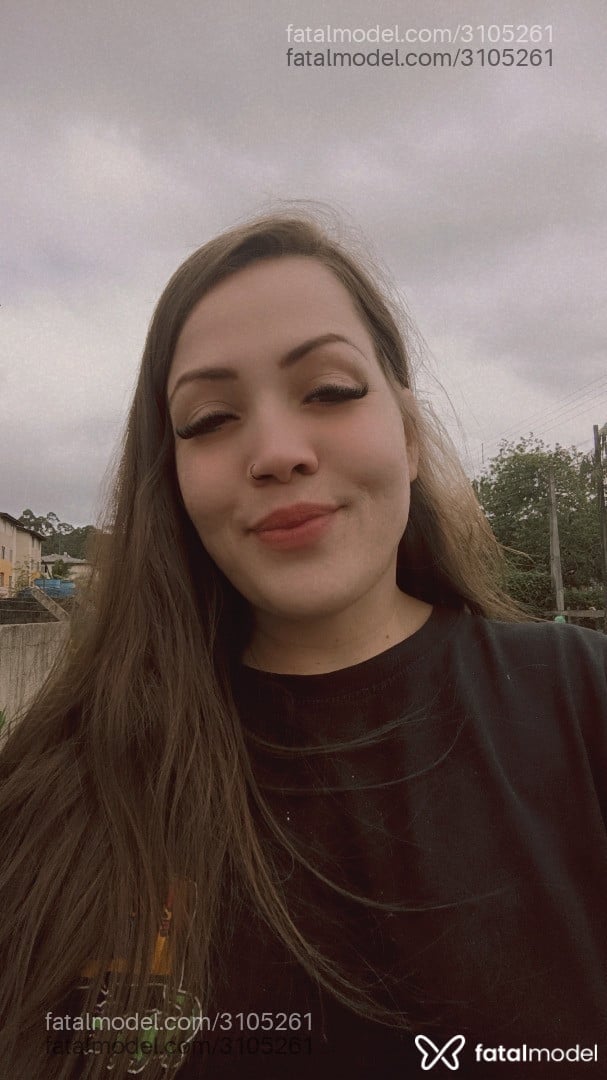 Acompanhante mulher com cabelo castanho de olhos mel - Olivia Darolt