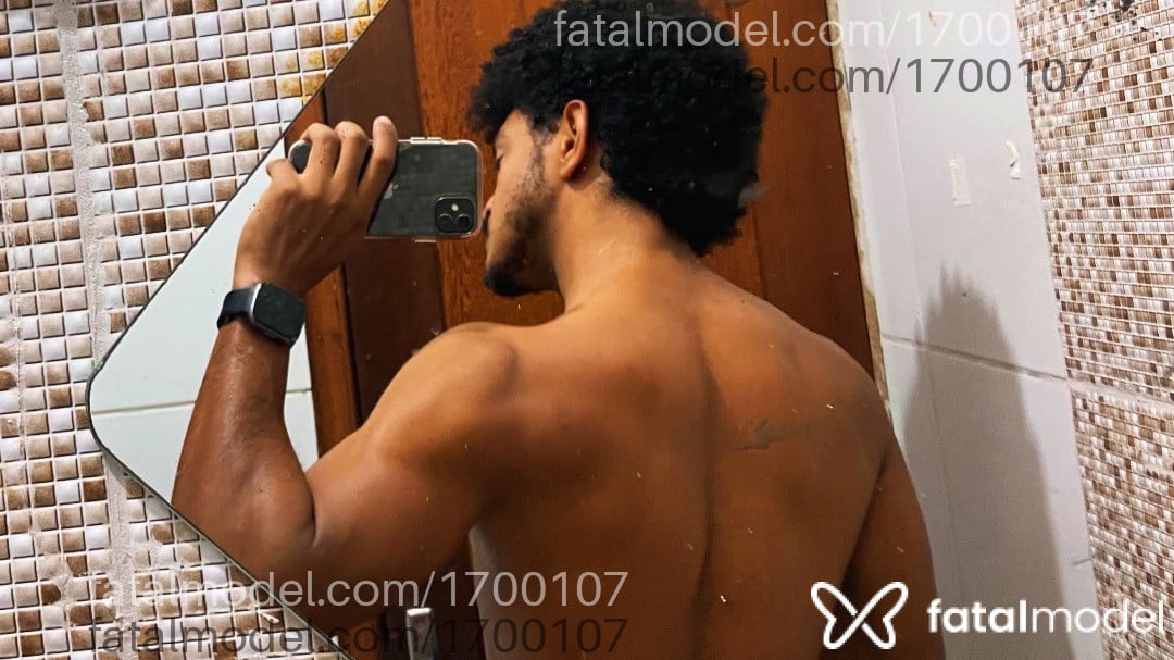 Acompanhante homem com cabelo castanho de olhos pretos - Lucas