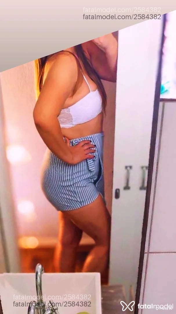Acompanhante mulher com cabelo castanho de olhos castanhos - Larissa