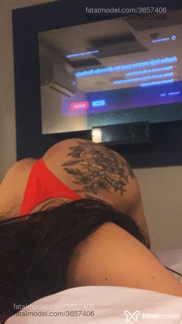 Acompanhante mulher trans com cabelo castanho de olhos pretos - Mirela Araujo