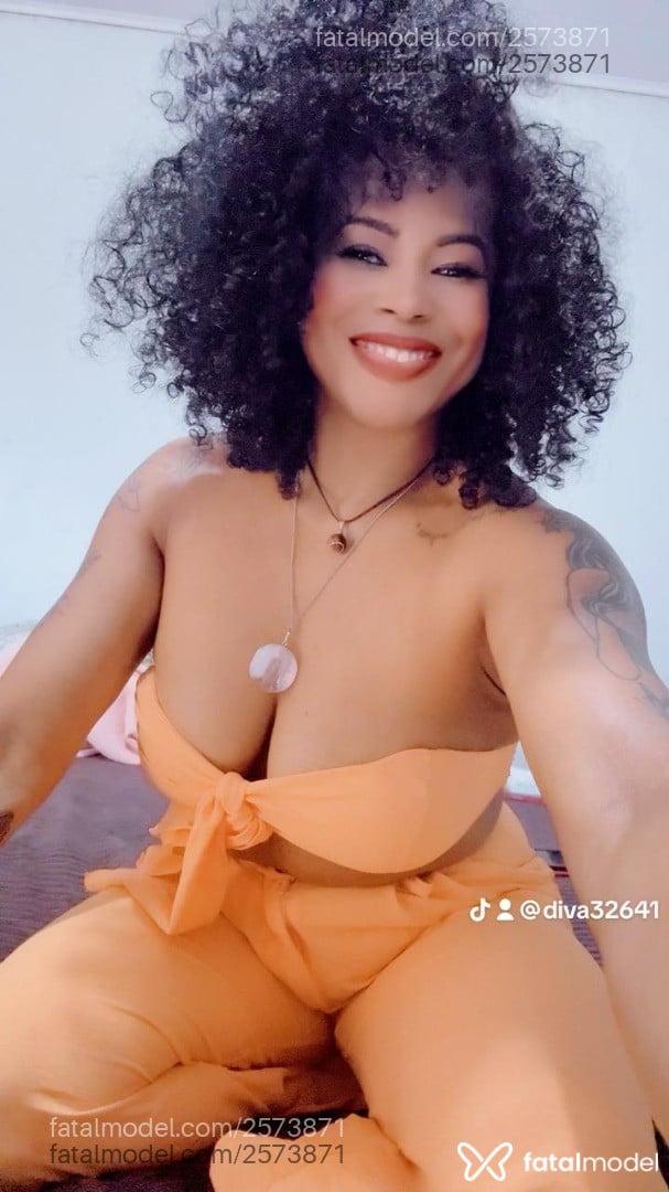 Acompanhante mulher morena (o) de olhos pretos - Cacau