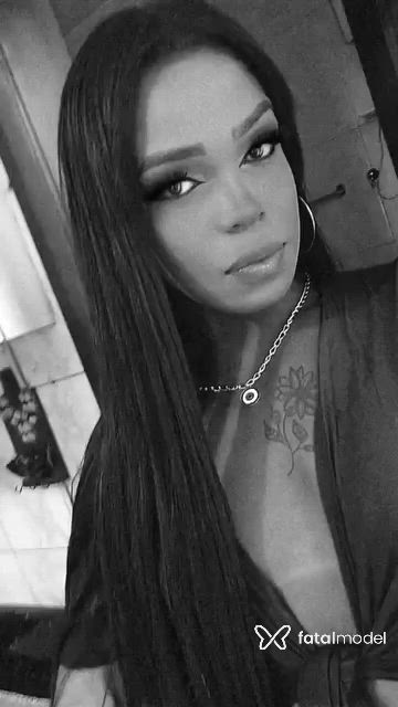 Acompanhante mulher trans com cabelo castanho de olhos mel - Gigi Leal