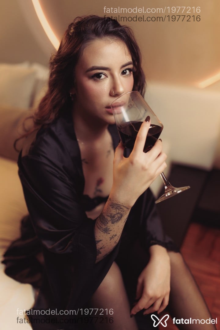 Acompanhante mulher morena (o) de olhos pretos - Jaqueline Rossatto