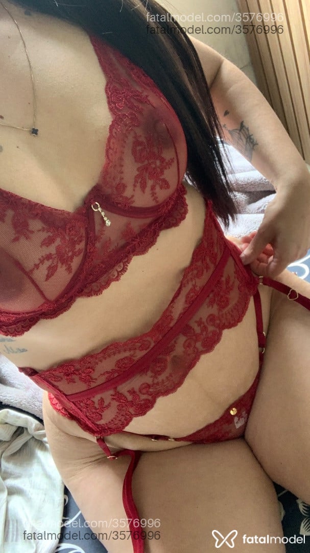 Acompanhante mulher morena (o) de olhos verdes - Rê Hotwife