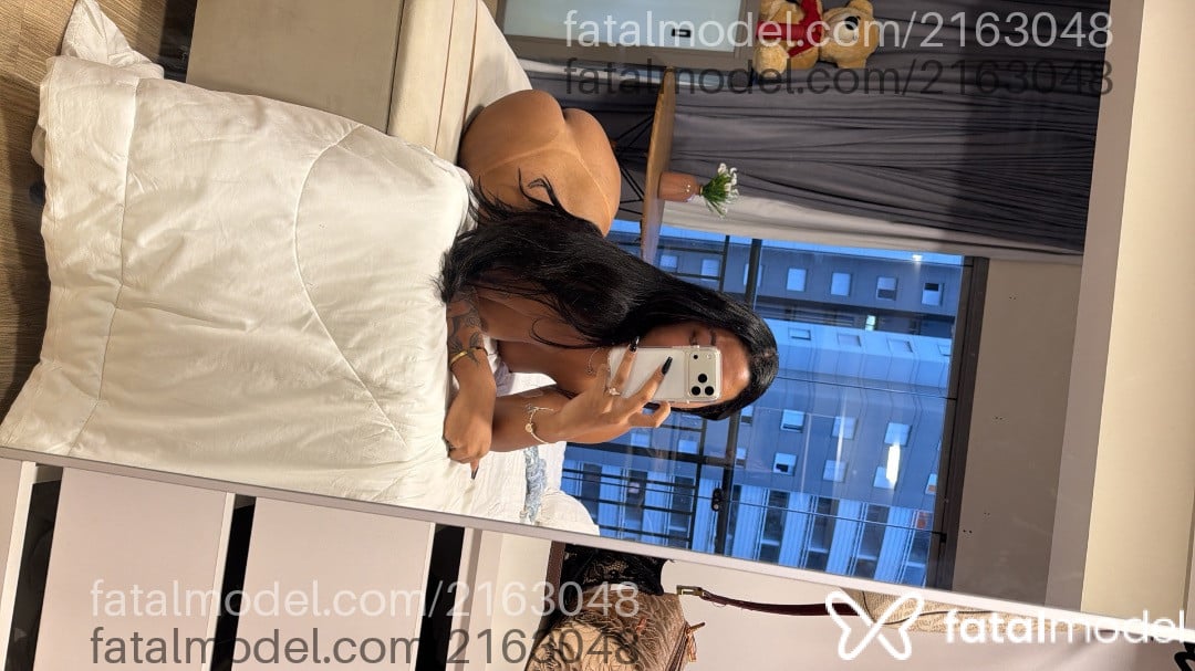 Acompanhante mulher trans morena (o) de olhos castanhos - Milena