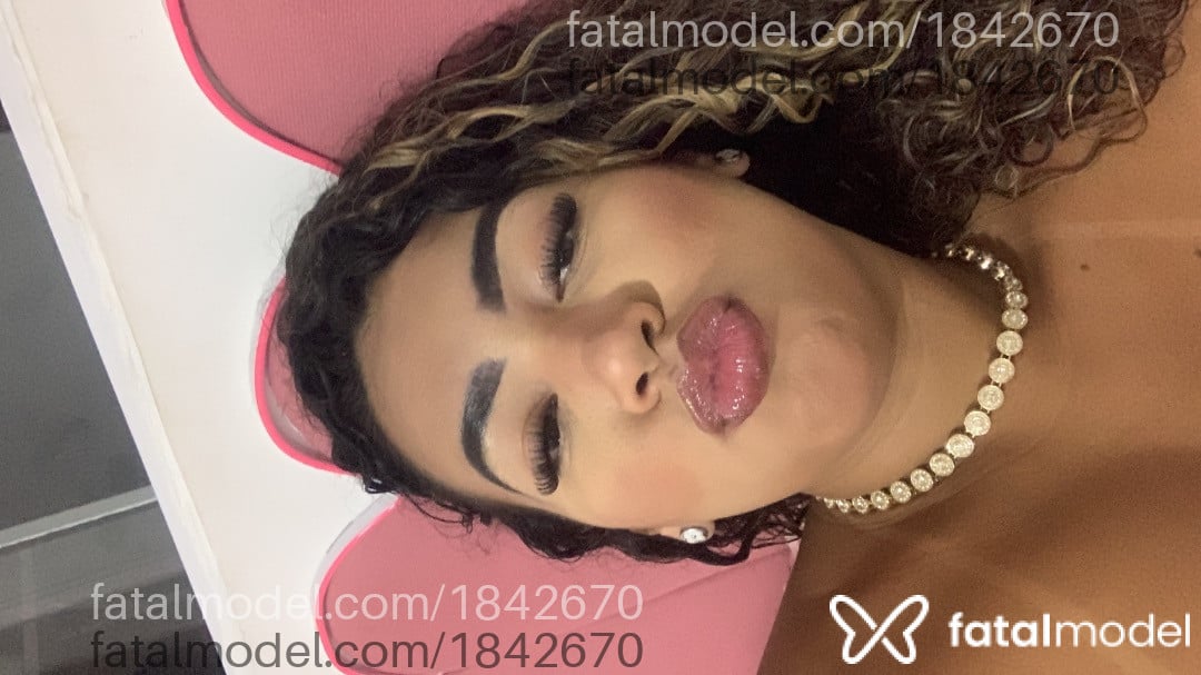 Acompanhante mulher loira (o) de olhos castanhos - Isabelle