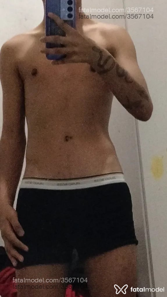Acompanhante homem com cabelo colorido de olhos pretos - Bebezin