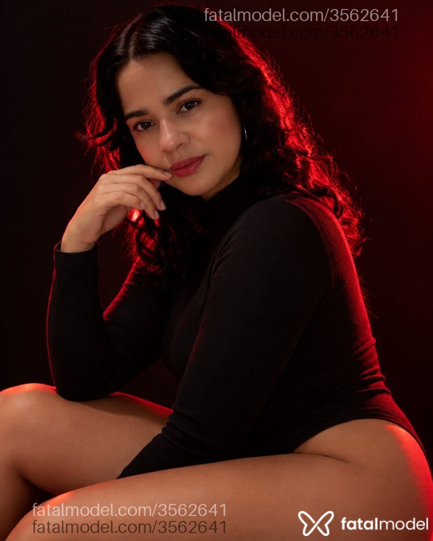 Acompanhante mulher morena (o) de olhos pretos - Maria