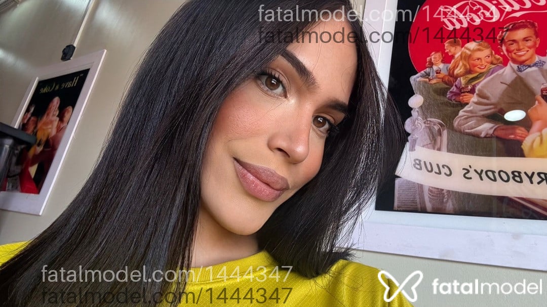 Acompanhante mulher trans com cabelo castanho de olhos mel - Melissa Andrade