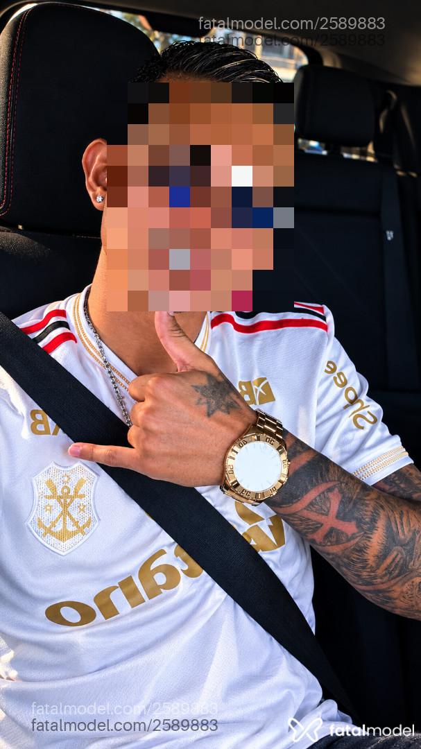 Acompanhante homem loira (o) de olhos pretos - Solitário