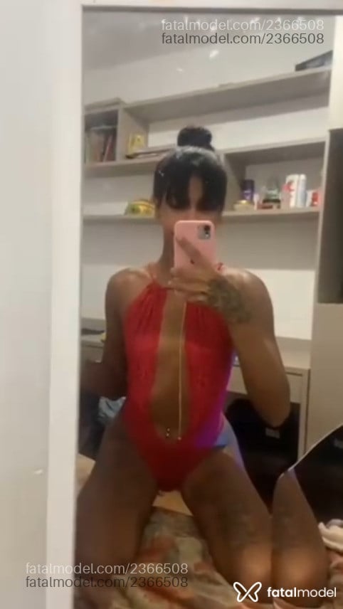 Acompanhante mulher trans morena (o) de olhos pretos - Victoria