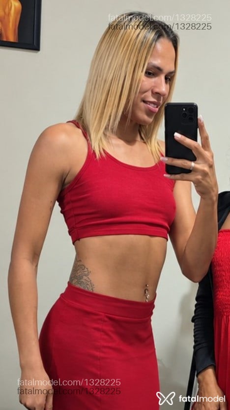 Acompanhante travesti loira (o) de olhos castanhos - Maria