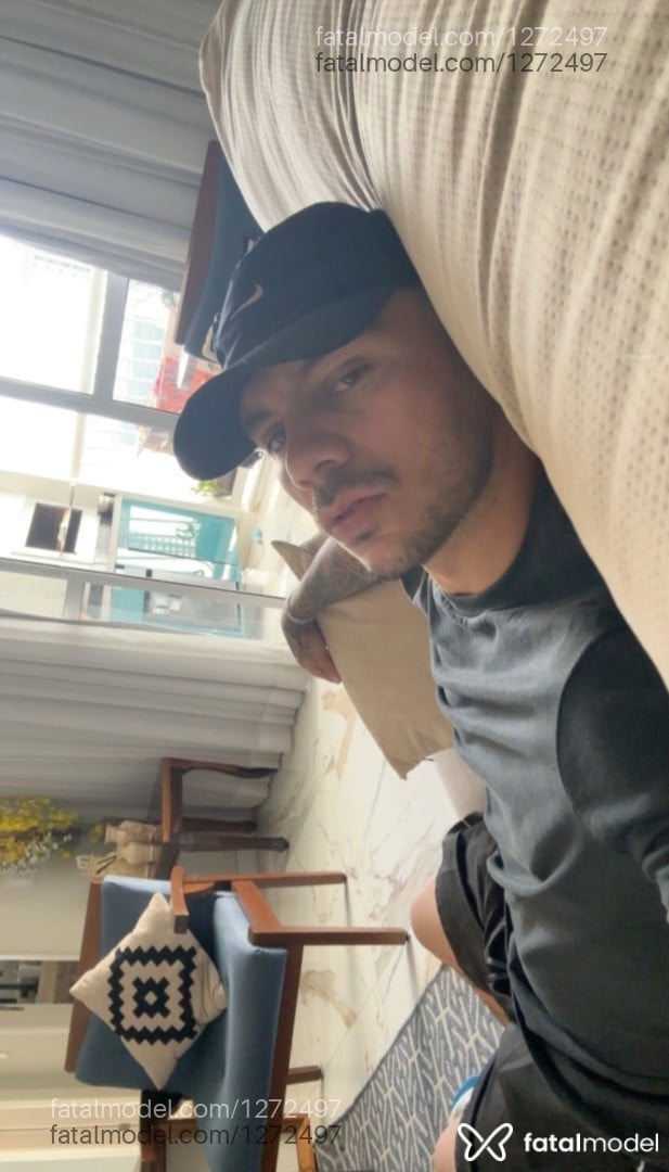 Acompanhante homem com cabelo castanho de olhos castanhos - Henrique