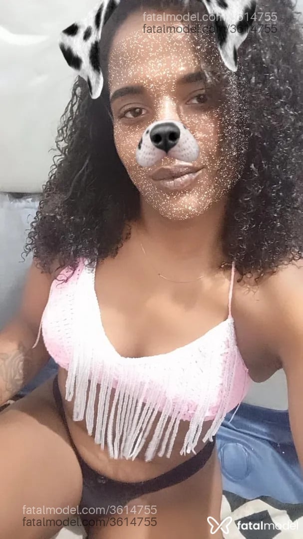 Acompanhante mulher morena (o) de olhos castanhos - Preta