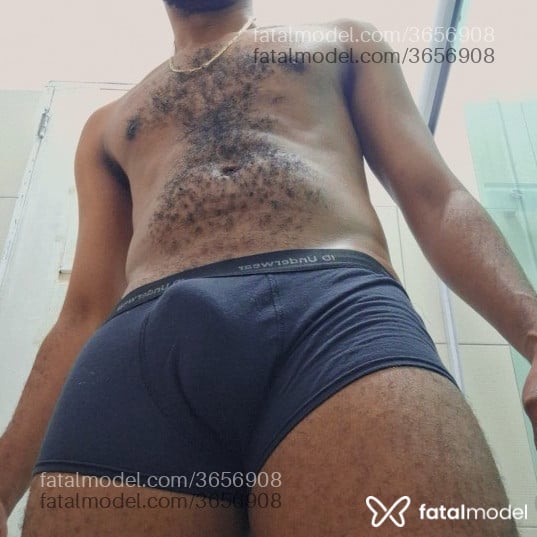 Acompanhante homem sem cabelo de olhos pretos - Militardot