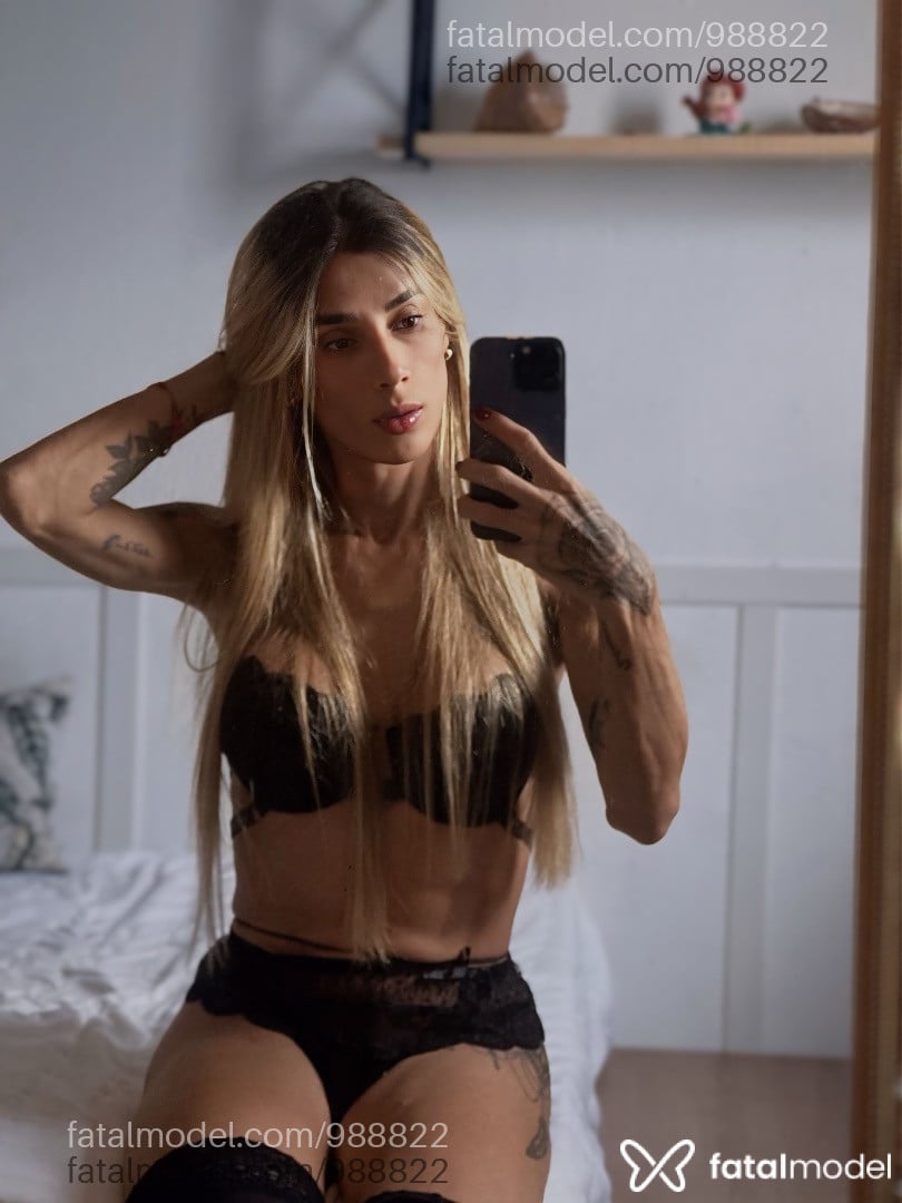 Acompanhante travesti loira (o) de olhos castanhos - Vitoria Baroni