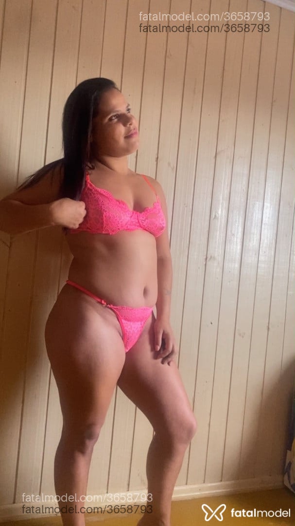 Acompanhante mulher morena (o) de olhos castanhos - Andri