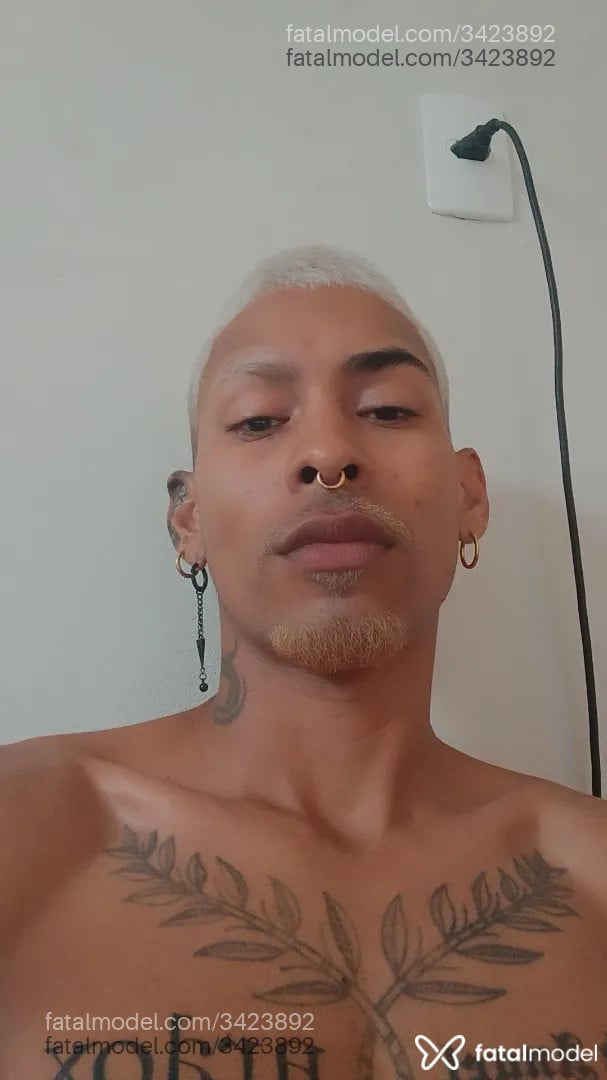 Acompanhante homem com cabelo colorido de olhos castanhos - Pretinho