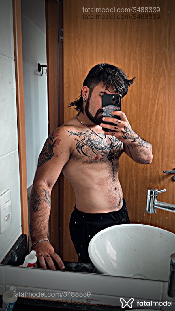 Acompanhante homem com cabelo castanho de olhos castanhos - Dark Zero