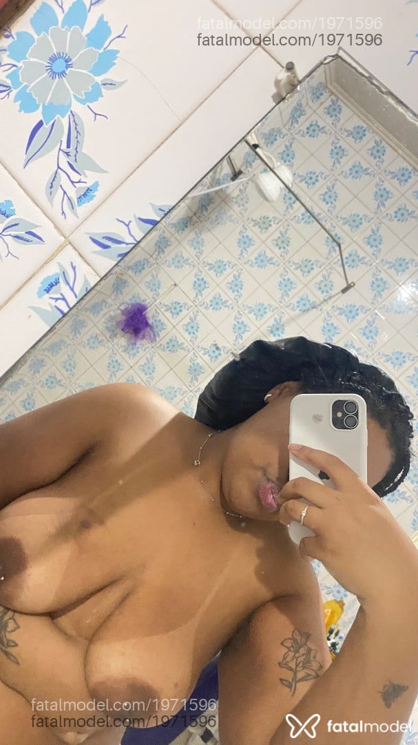 Acompanhante mulher morena (o) de olhos pretos - carol