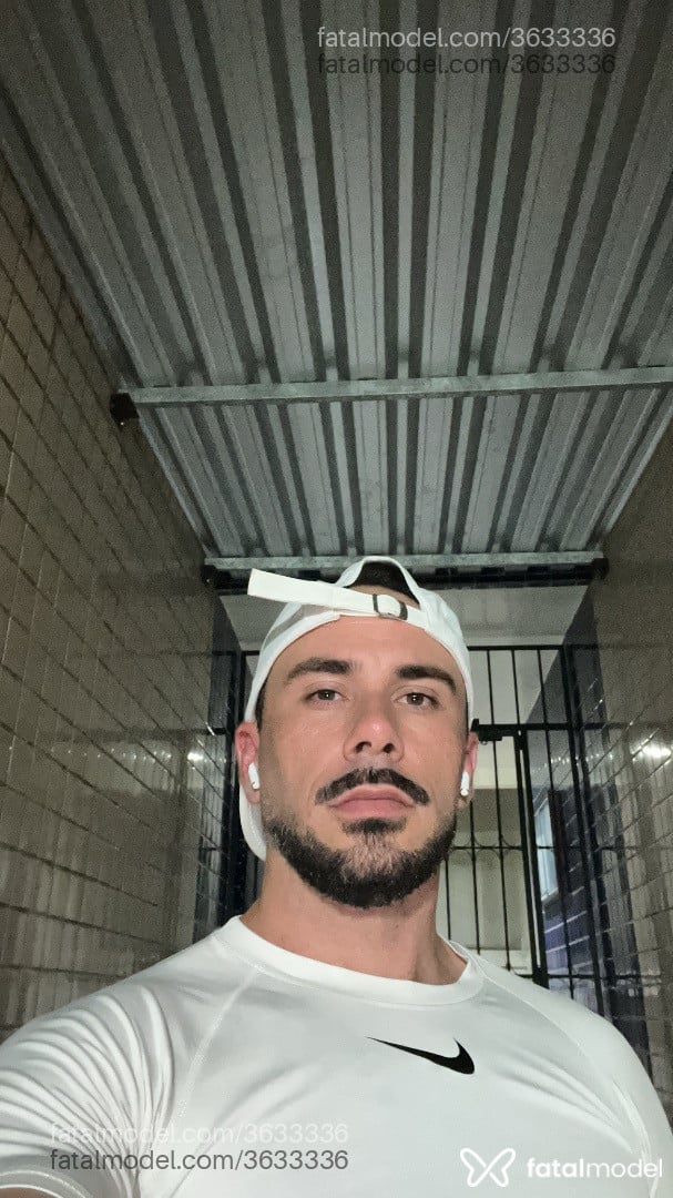 Acompanhante homem com cabelo castanho de olhos mel - Brusm