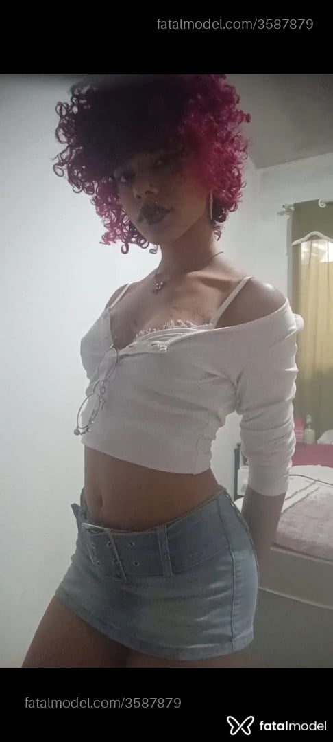 Acompanhante mulher com cabelo colorido de olhos pretos - Princes