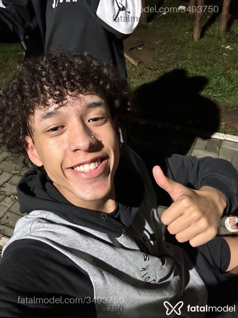 Acompanhante homem com cabelo castanho de olhos castanhos - Julio
